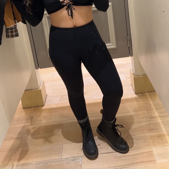 Lululemon leggings size 6, but very stretchy - Picture 1 of 1